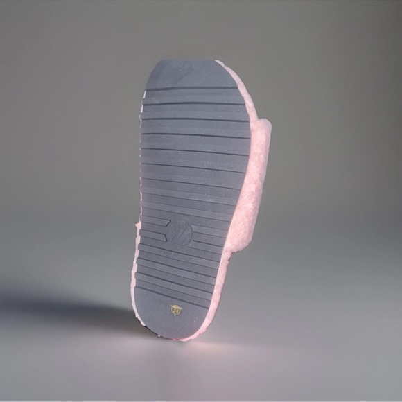 Vibrant Pink Fuzzy Slide Sandals used once QR code available size 7 - Picture 7 of 7